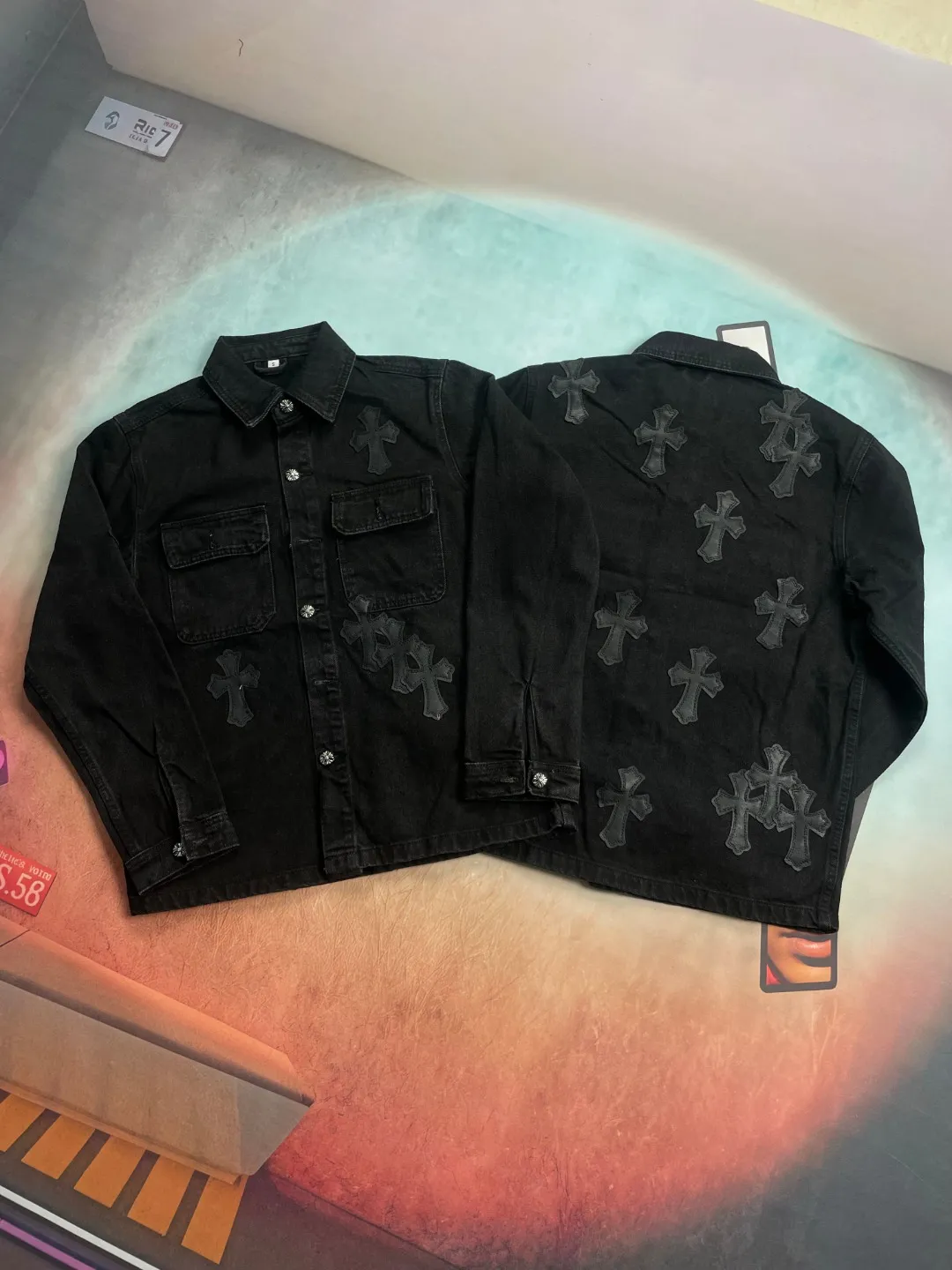 🅿️290 🔘Model No.-KL213 🔘Cro Heart𝐂𝐡𝐫𝐨𝐦𝐞 𝐇𝐞𝐚𝐫𝐭 Classic CH cross patchwork leather denim jacket This denim jacket interprets the versatile aesthetics with high-end standards. It is made of denim fabric imported from Japan. It has been washed for more than ten times to create a unique aged texture. The high-loss process gives every inch of denim a unique trace of time. The cross-stitched leather LOGO on the body adopts laser alignment technology. The sheep skin of the season is carefully selected and hand-cut and precision sewn. The contrast of textures highlights the brand recognition. In order to match the aging process, the hardware is treated with PVD vacuum coating, the three labels are all custom-made, and the silver thread anti-counterfeiting webbing ensures quality traceability. From the three-dimensional cut shoulder structure to the bite accuracy of the four-button buckle, it took two months of craftsmanship to polish it. The same version for men and women is suitable for various body shapes. When matching, couples can layer it to create a high-end street look. The breathable and skin-friendly fabric properties take into account both daily wear and styling needs. It can be called a trendy and evergreen style in the wardrobe.  Size: S M L XL (46.48.50.52) Color: Black